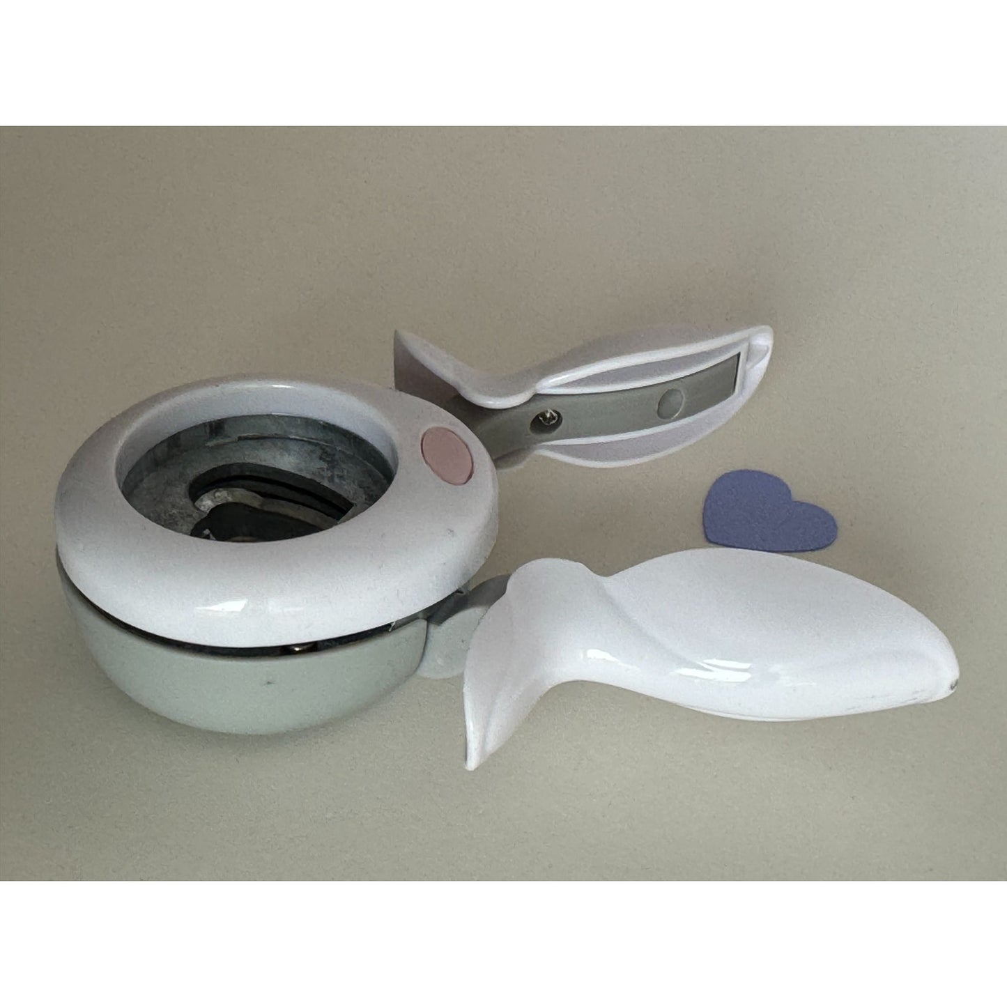 Fiskars Heart Lever Squeeze Paper Punch My Funny Valentine Zigzag Sawtooth Edge