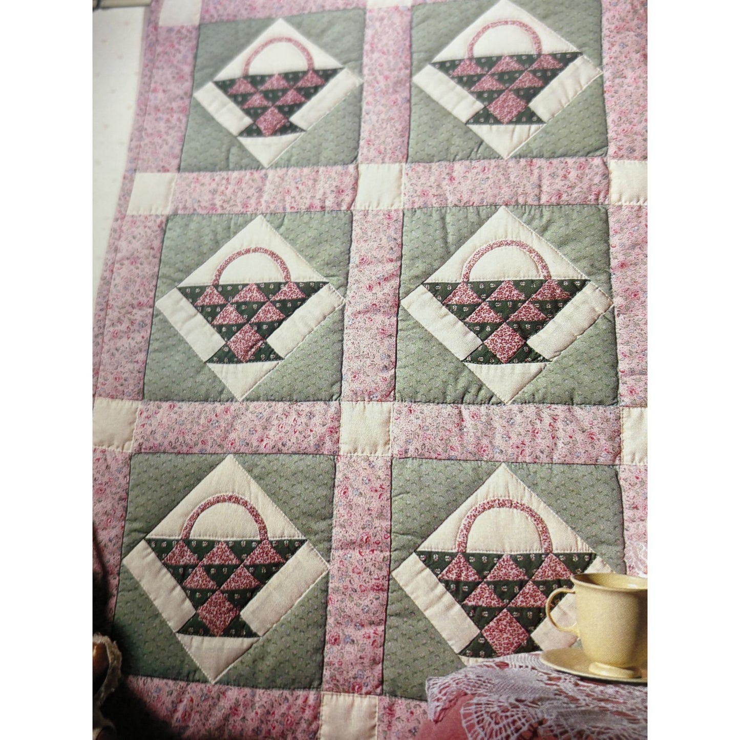 Leisure Arts Magazine April 1992 Cross Stitch Crochet Knit Cat Jelly Beans Quilt