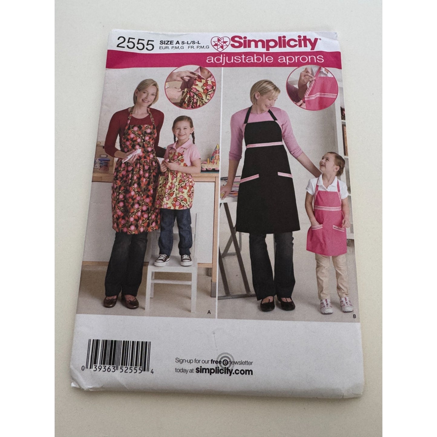 Simplicity Sewing Pattern 2555 Mother Daughter Matching Aprons Child Adult Uncut