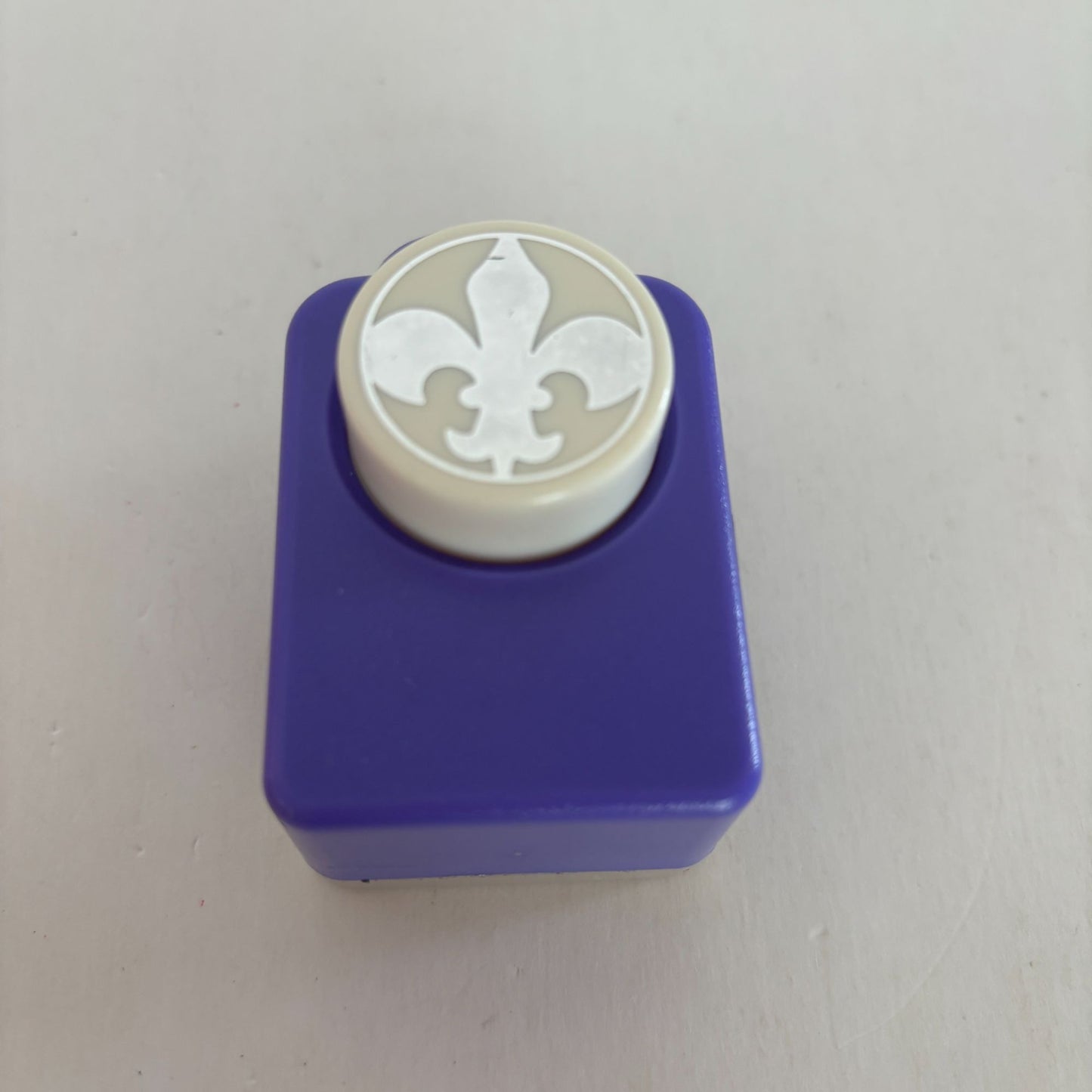 Fleur de Lis Paper Punch Craft Card Making Scrapbooking Round Circle Motif 1"