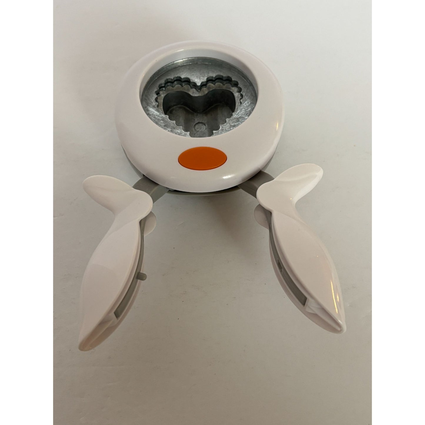 Fiskars Large Squeeze Punch Scalloped Edge Heart Shape Craft Tool Valentines Day