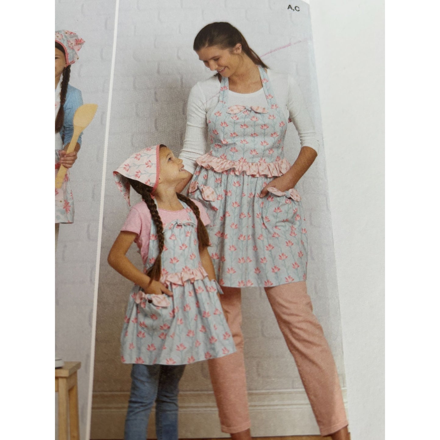Simplicity Sewing Pattern S9565 Matching Mother Daughter Child Kitchen Aprons UC