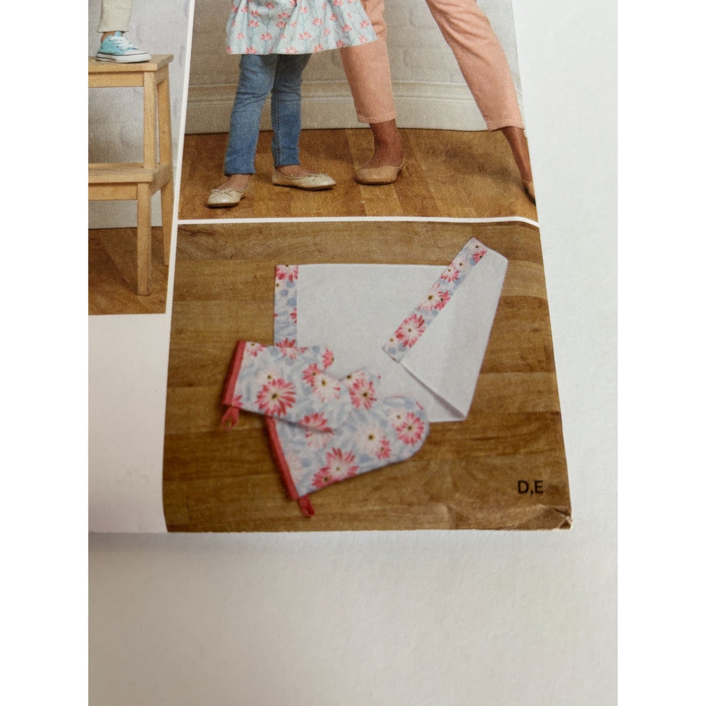 Simplicity Sewing Pattern S9565 Matching Mother Daughter Child Kitchen Aprons UC