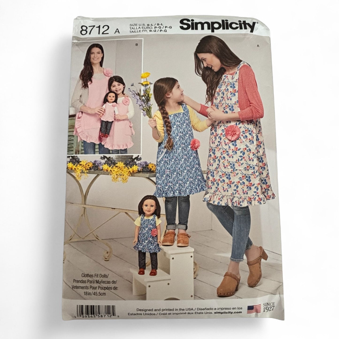 Simplicity Sewing Pattern 8712 Mommy and Me Matching Aprons Holiday Baking Uncut Christmas Kitchen
