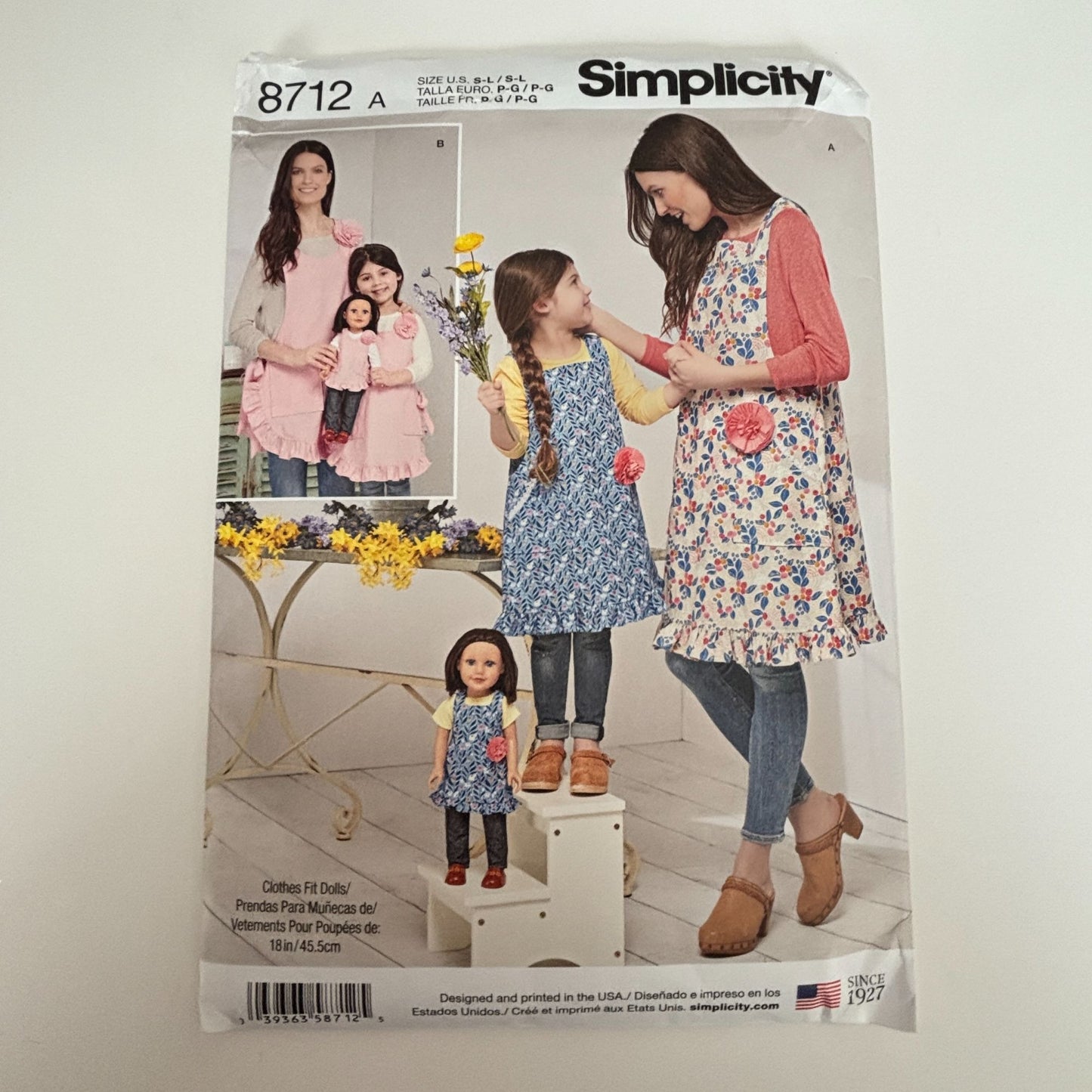 Simplicity Sewing Pattern 8712 Mommy and Me Matching Aprons Holiday Baking Uncut Christmas Kitchen