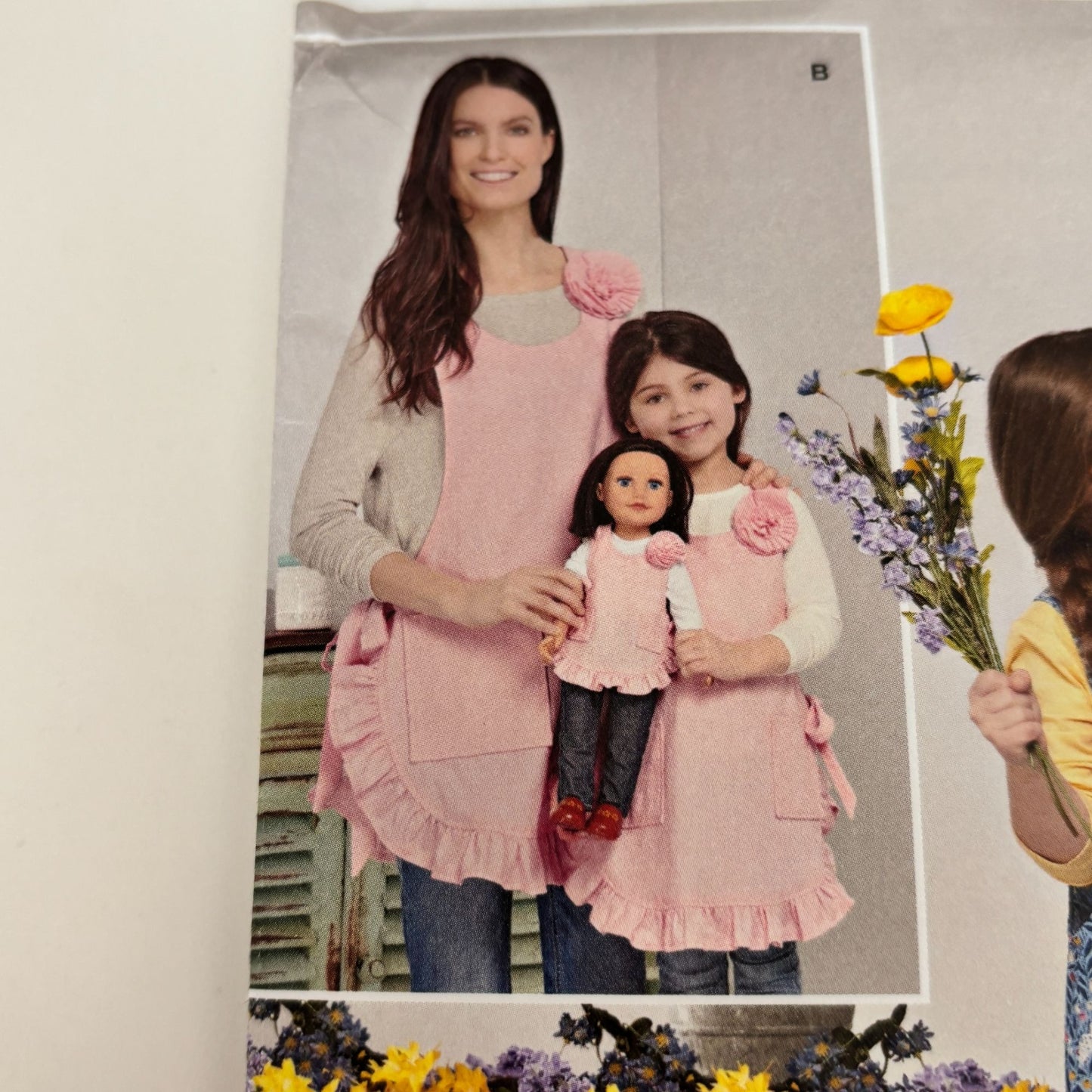 Simplicity Sewing Pattern 8712 Mommy and Me Matching Aprons Holiday Baking Uncut Christmas Kitchen
