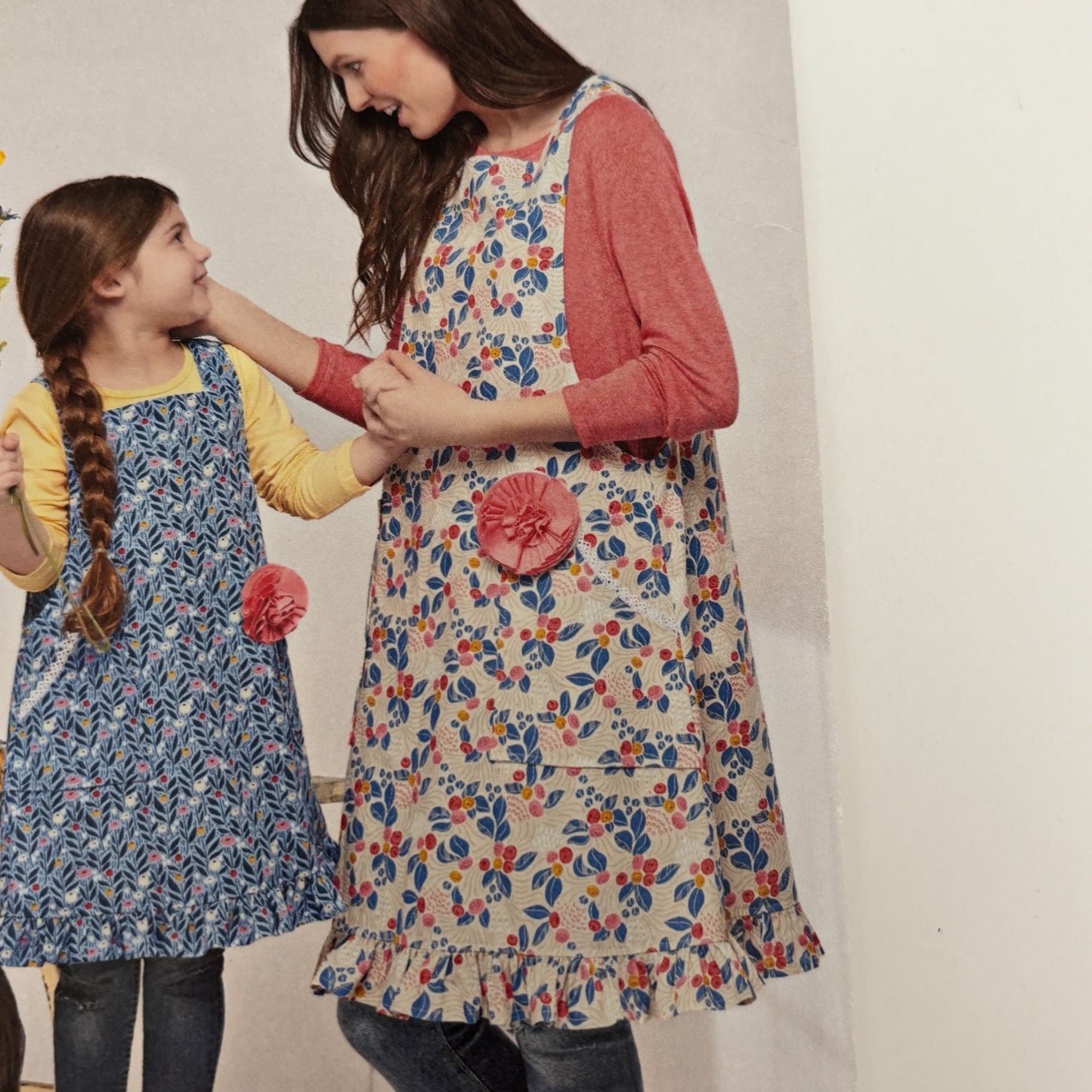 Simplicity Sewing Pattern 8712 Mommy and Me Matching Aprons Holiday Baking Uncut Christmas Kitchen