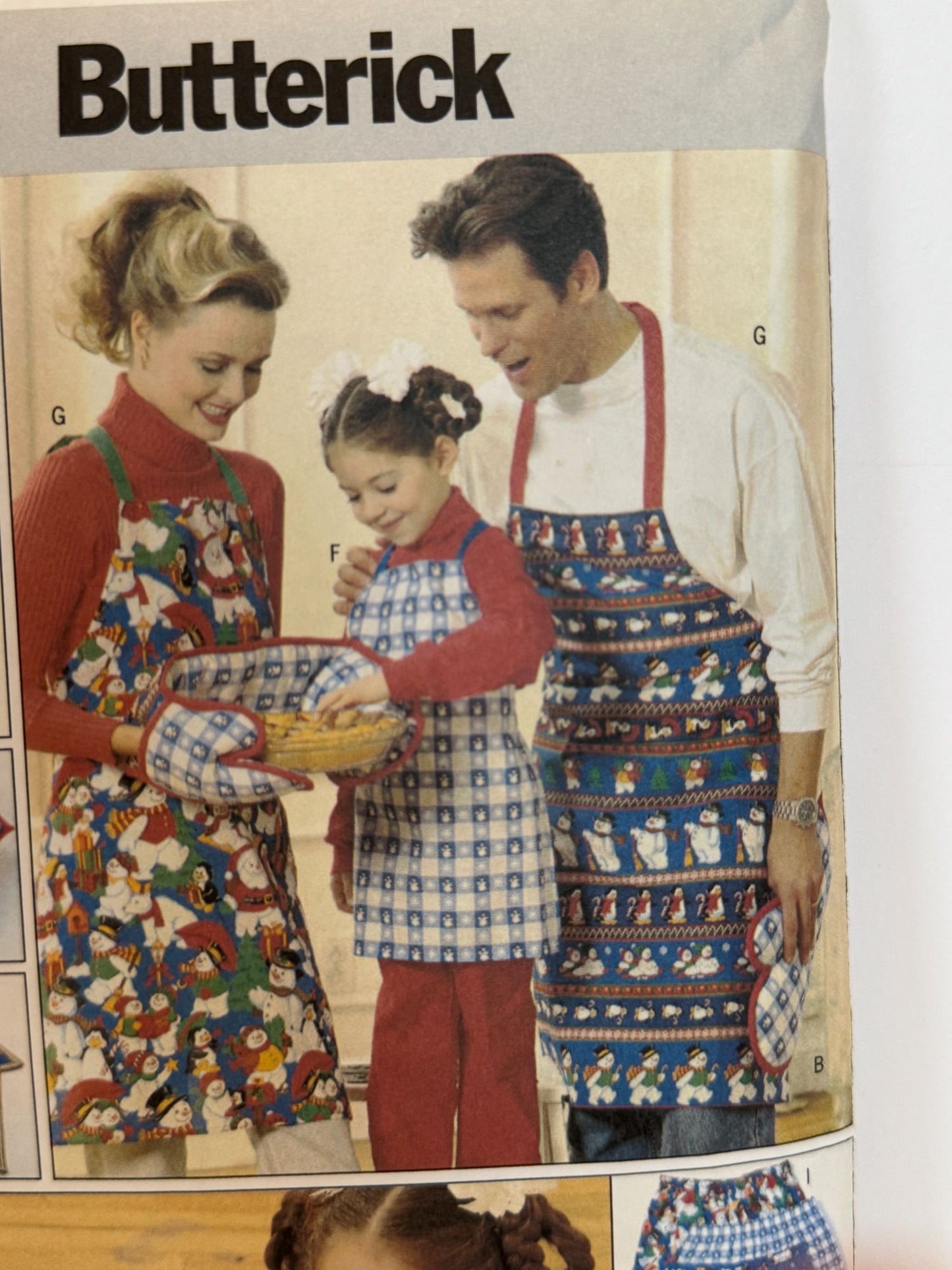 Butterick Sewing Pattern 4119 Family Christmas Apron Kids Adult Table Decor UC