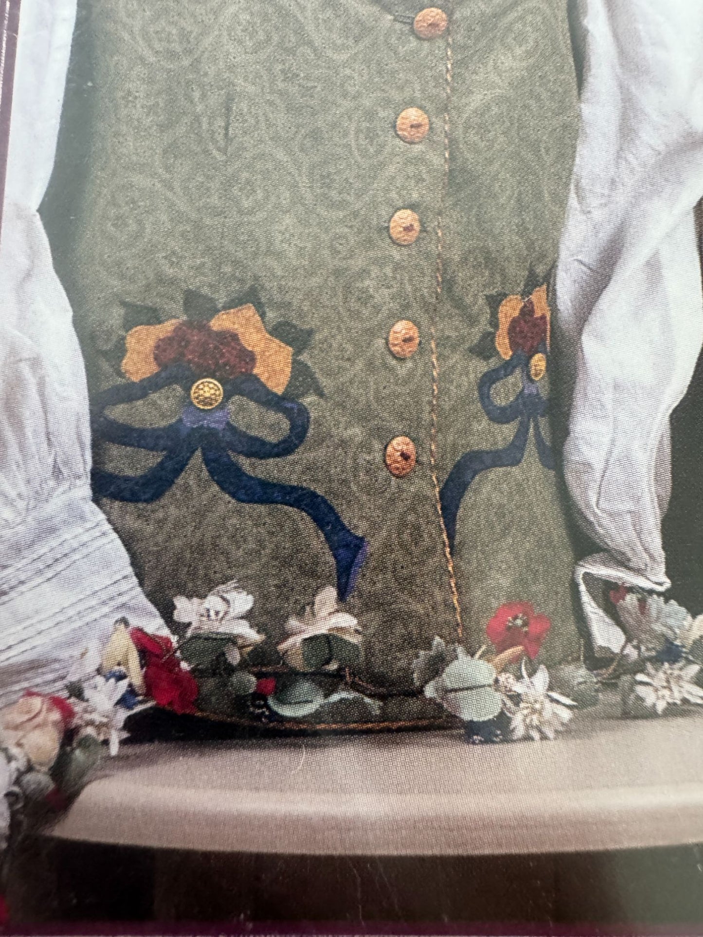 The Picket Fence Quilt and Embroidery Pattern Garden Party Wall Hanging Fashion