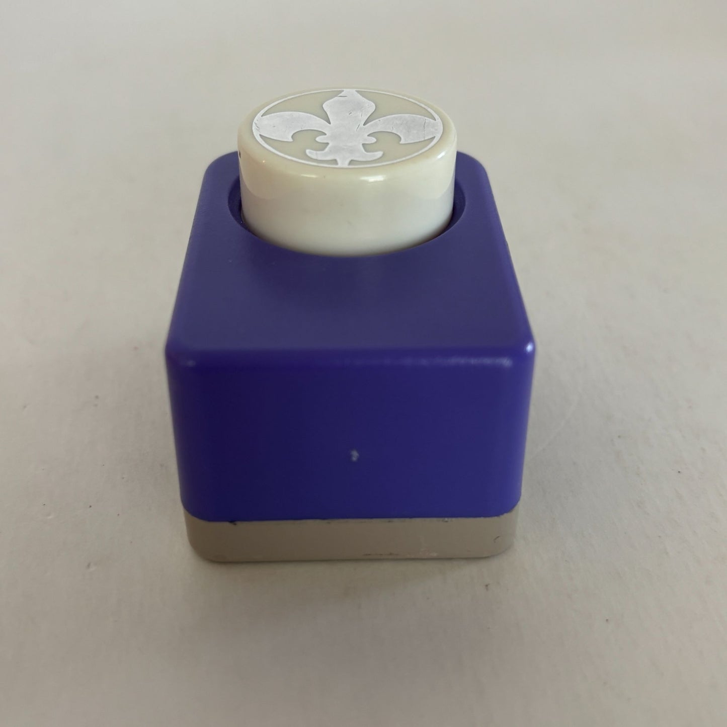 Fleur de Lis Paper Punch Craft Card Making Scrapbooking Round Circle Motif 1"