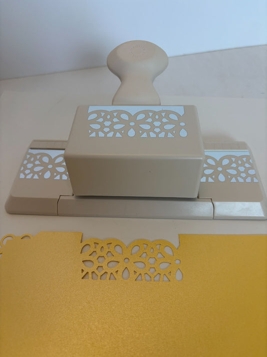 Martha Stewart Deep Edge Punch DAISY LACE Paper Border Cardmaking Flowers Floral