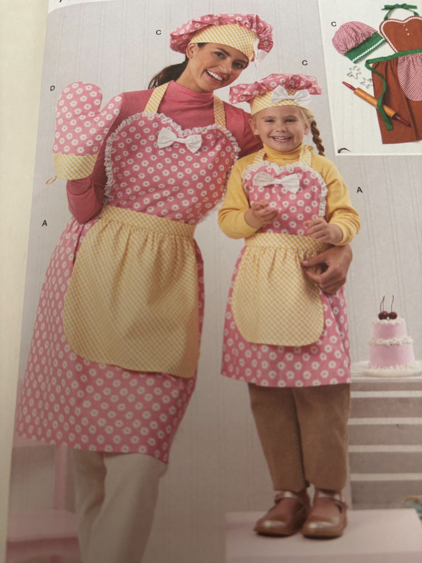 Simplicity Sewing Pattern S3050 Mother Daughter Matching Aprons Christmas Mom UC