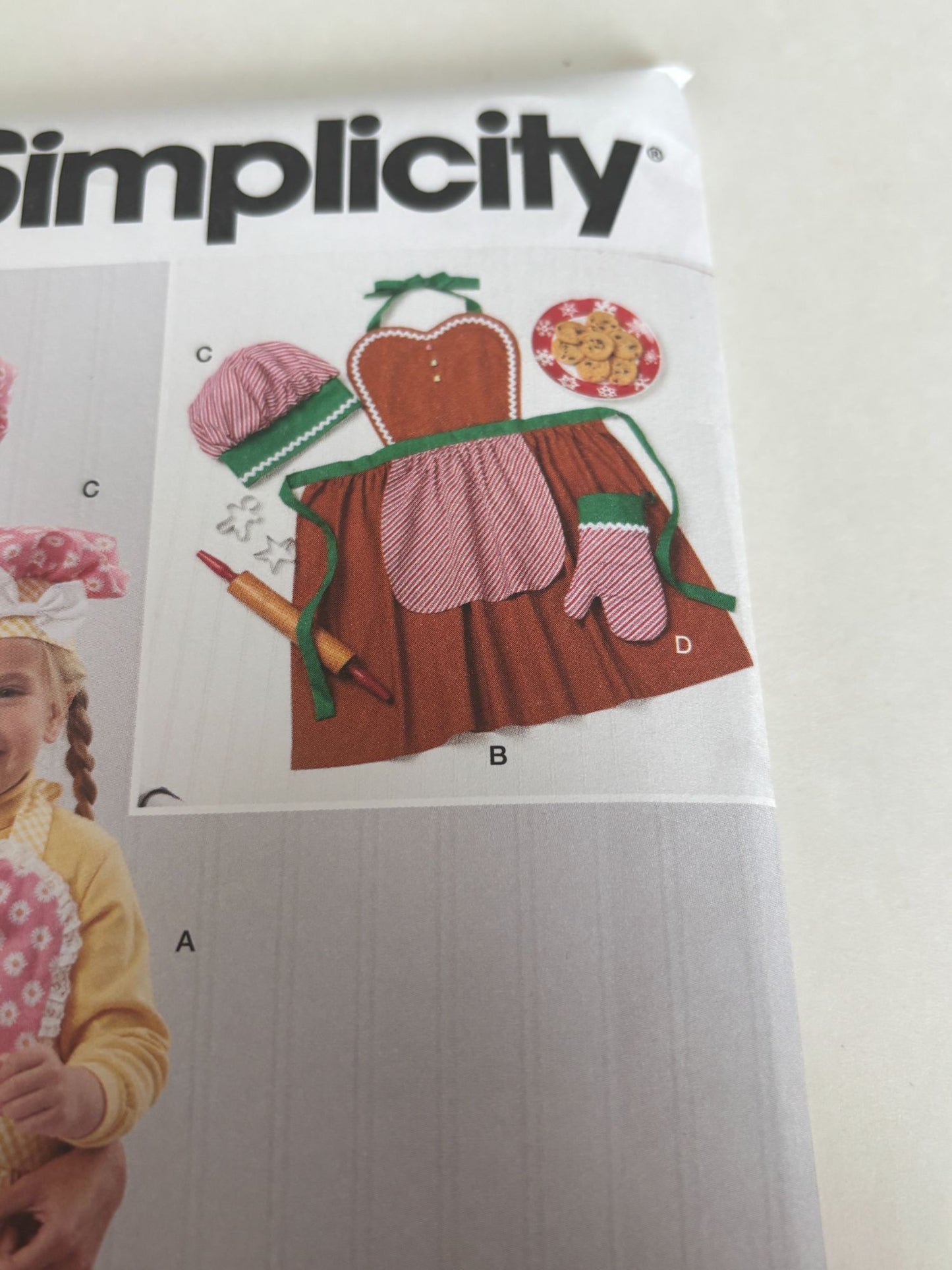 Simplicity Sewing Pattern S3050 Mother Daughter Matching Aprons Christmas Mom UC