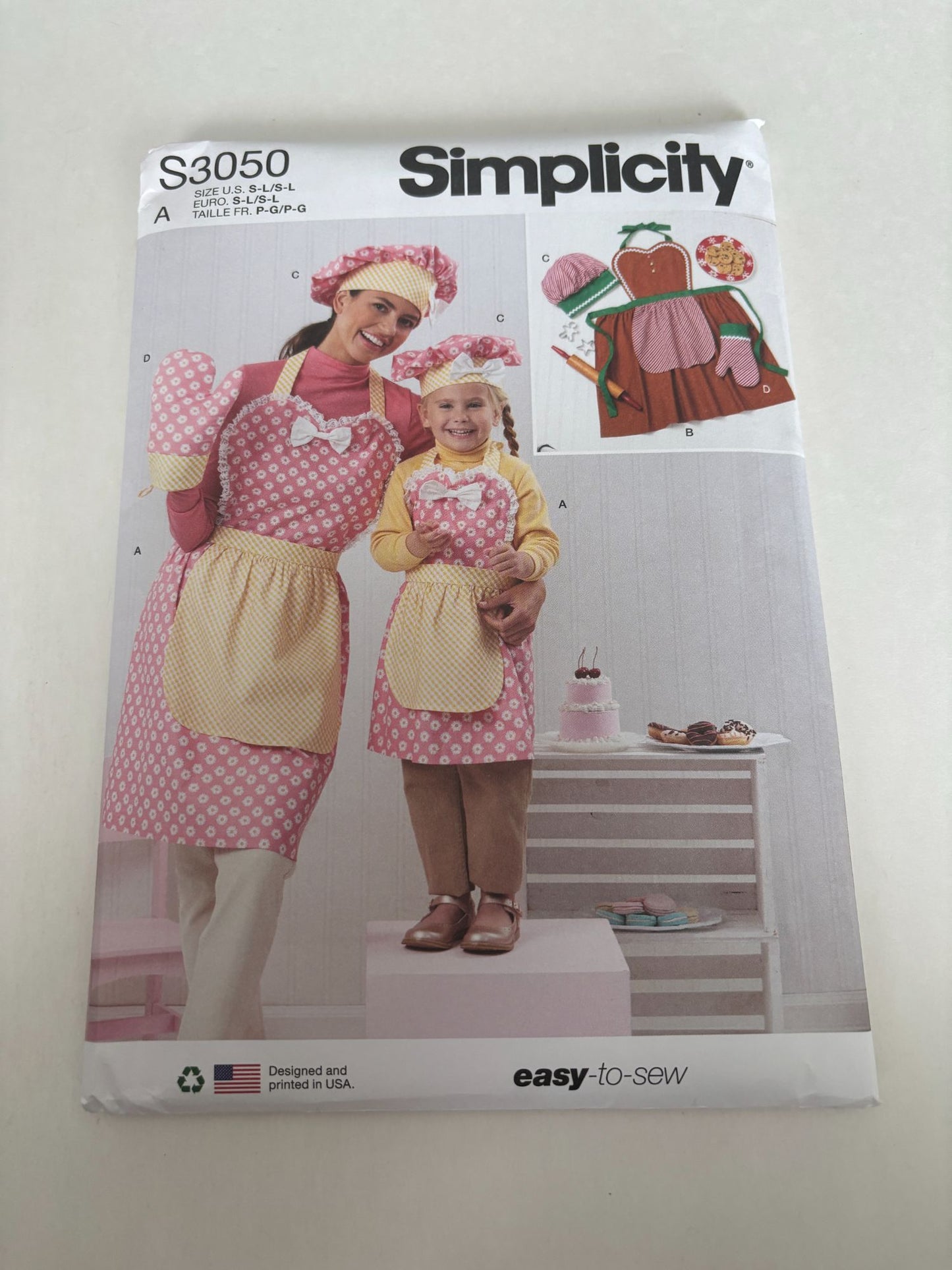 Simplicity Sewing Pattern S3050 Mother Daughter Matching Aprons Christmas Mom UC