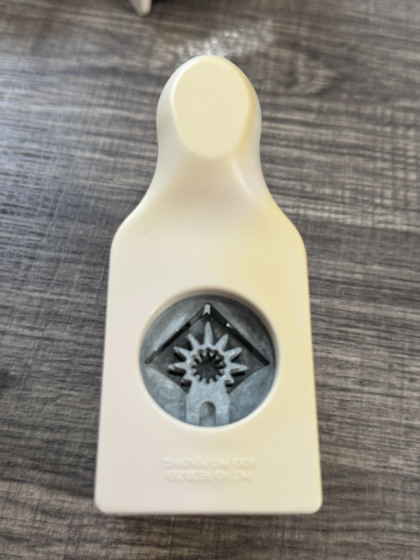 Martha Stewart Paper Punches Star Burst Around the Page Corner Border Starburst