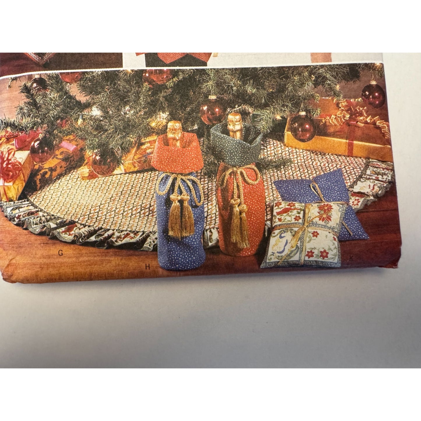 Butterick Sewing Pattern 4605 Christmas Apron Tablecloth Stockings Tree Skirt Uncut Pillow Gift